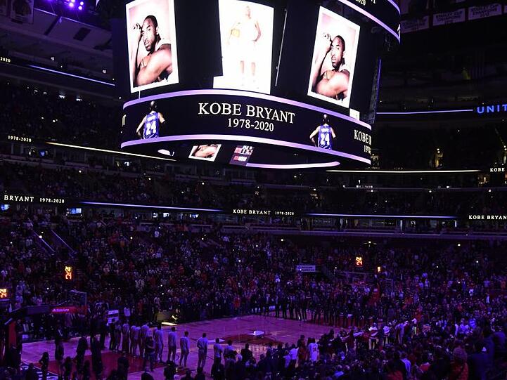 Vor der NBA-Partie Chicago Bulls gegen San Antonio Spurs gedenken Spieler und Fans 24 Basketball-Legende Bryant.