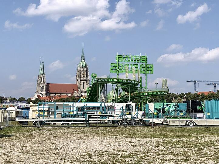 Die Rückseite der Wildwasserbahn "Rio Rapidos". Im Hintergrund: Die Paulskirche.