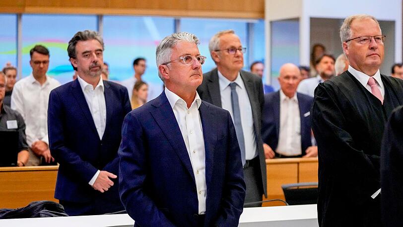 Der ehemalige Audi-Chef Rupert Stadler (M) wartet im Landgericht München auf das Urteil.