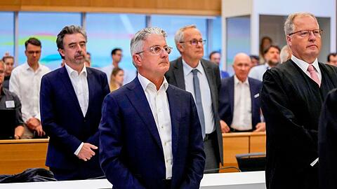 Der ehemalige Audi-Chef Rupert Stadler (M) wartet im Landgericht München auf das Urteil.