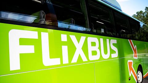 Der Bus mit 53 Reisenden und zwei Busfahrern an Bord sei aus Kopenhagen kommend auf der Strecke nach Wien in Richtung Berlin unterwegs gewesen.