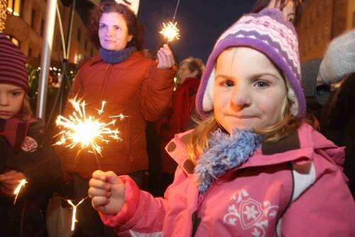 Mit der Familie auf dem Christkindlmarkt - auch das ist fpür Kinder eine Form der Geborgenheit