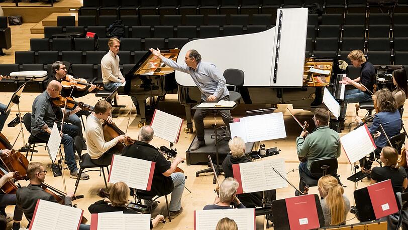 Tughan Sokhiev und die Jussen-Brüder bei einer Probe mit den Münchner Philharmonikern.