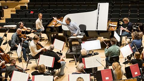 Tughan Sokhiev und die Jussen-Brüder bei einer Probe mit den Münchner Philharmonikern.