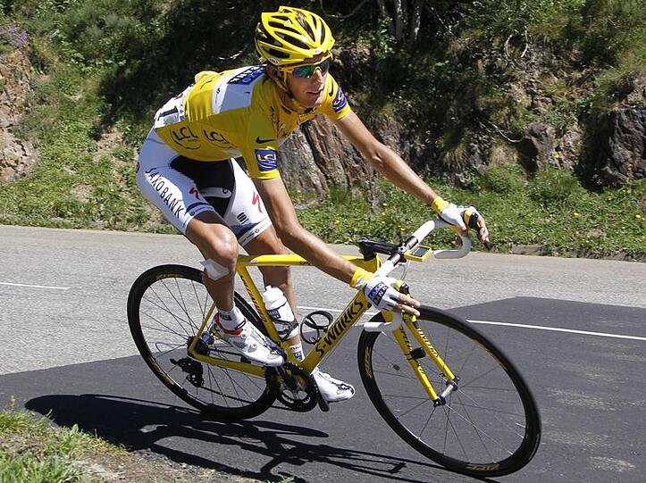 Andy Schleck muss das Gelbe Trikot ausziehen.
