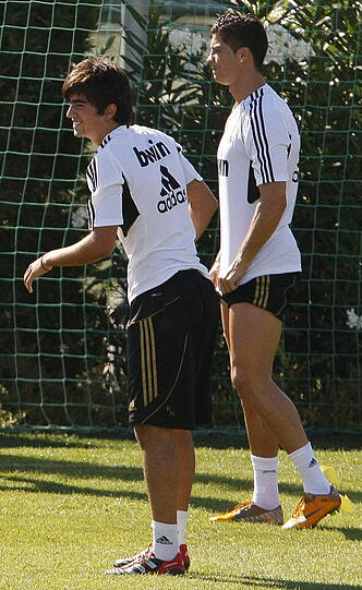 Na wer steht denn da im Training von Real Madrid vor Superstar Ronaldo? Der Junge heißt Enzo, ist Jahrgang '95 und durfte 2011 nach Einladung von José Mourinho erstmals im Training der ersten Mannschaft von Real Madrid mitmischen. Die hohen Erwartungen konnte er aber dann doch nicht ganz erfüllen. Er ist der Sohn ...