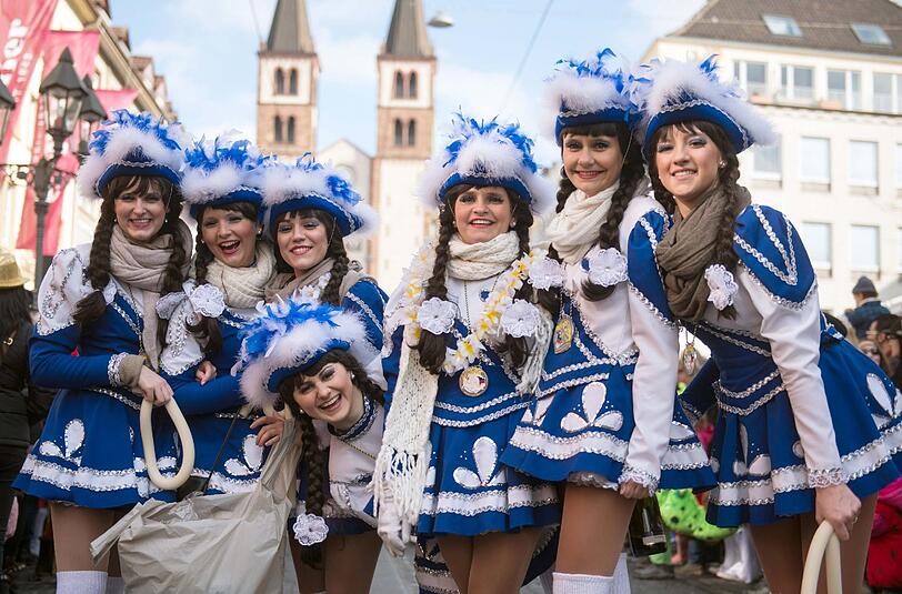 Gardemädchen stehen am 02.03.2014 beim Faschingsumzug in Würzburg in der Domstraße. Unter dem Motto "Fasching ist die beste Wahl" schob sich der größte Umzug in Süddeutschland in diesem Jahr zum 60. Mal durch die Würzburger Innenstadt.