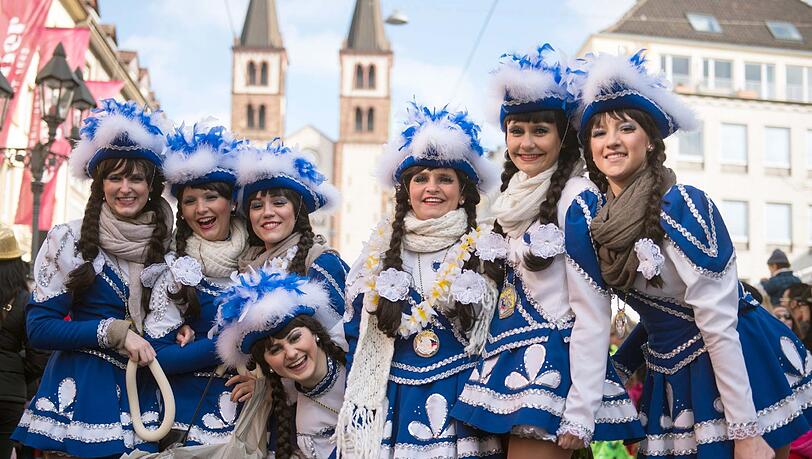 Gardemädchen stehen am 02.03.2014 beim Faschingsumzug in Würzburg in der Domstraße. Unter dem Motto "Fasching ist die beste Wahl" schob sich der größte Umzug in Süddeutschland in diesem Jahr zum 60. Mal durch die Würzburger Innenstadt. Gardemädchen stehen am 02.03.2014 beim Faschingsumzug in Würzburg in der Domstraße. Unter dem Motto "Fasching ist die beste Wahl" schob sich der größte Umzug in Süddeutschland in diesem Jahr zum 60. Mal durch die Würzburger Innenstadt.