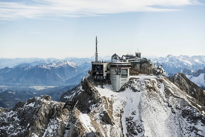 Der Zugspitzgipfel mit Schneefernerhaus und Münchner Haus.