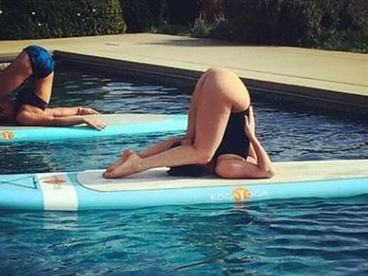 Biegsam: Lady Gaga beim Yoga auf dem Wasser