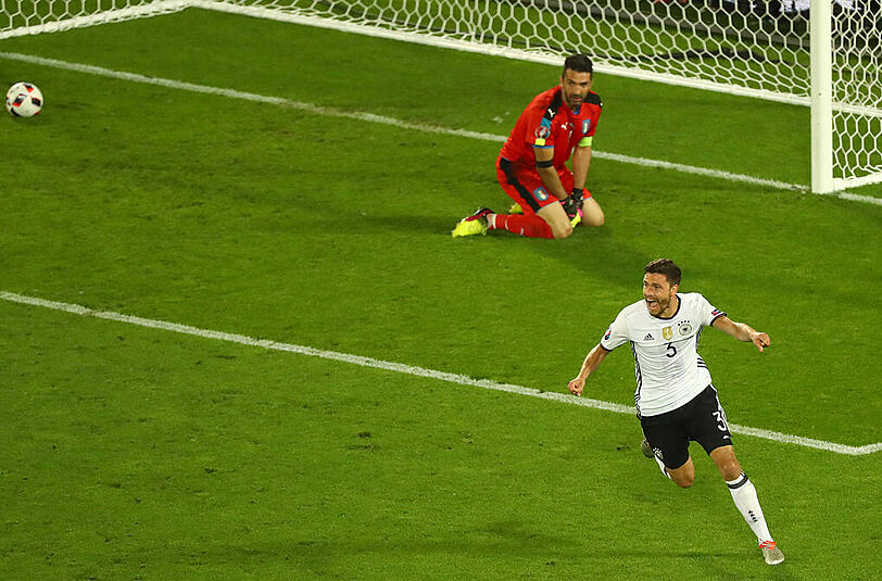 Die Entscheidung, der Schuss ins Halbfinale, die Beendigung des Italien-Traumas: Jonas Hector verwandelt seinen Strafstoß zum 6:5 im Elfmeterschießen.