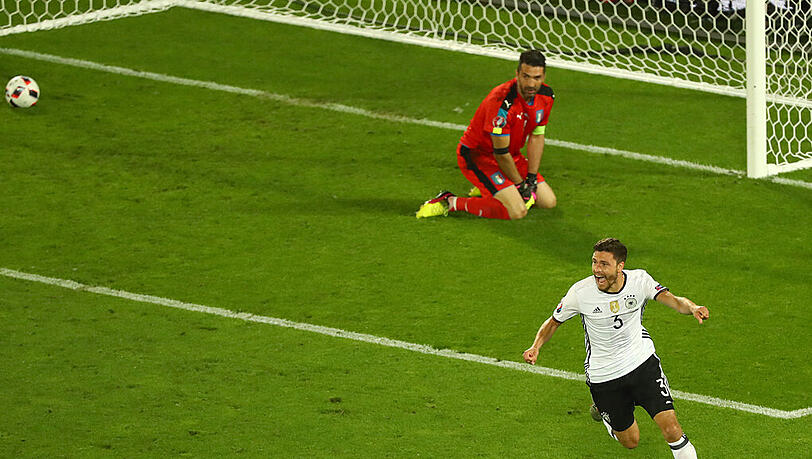Die Entscheidung, der Schuss ins Halbfinale, die Beendigung des Italien-Traumas: Jonas Hector verwandelt seinen Strafstoß zum 6:5 im Elfmeterschießen. Die Entscheidung, der Schuss ins Halbfinale, die Beendigung des Italien-Traumas: Jonas Hector verwandelt seinen Strafstoß zum 6:5 im Elfmeterschießen.