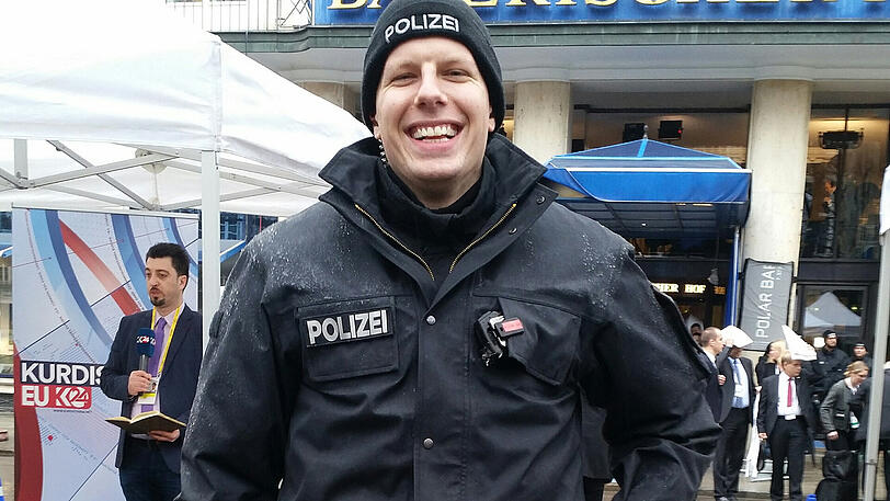Schusssichere Weste, Pfefferspray, Erste-Hilfe-Tasche: Alexander Desch ist gut ausgerüstet.
