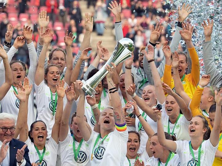 Wolfsburgs Nilla Fischer streckt im Beisein von Bundespräsident Frank-Walter Steinmeier den DFB-Pokal in die Höhe.