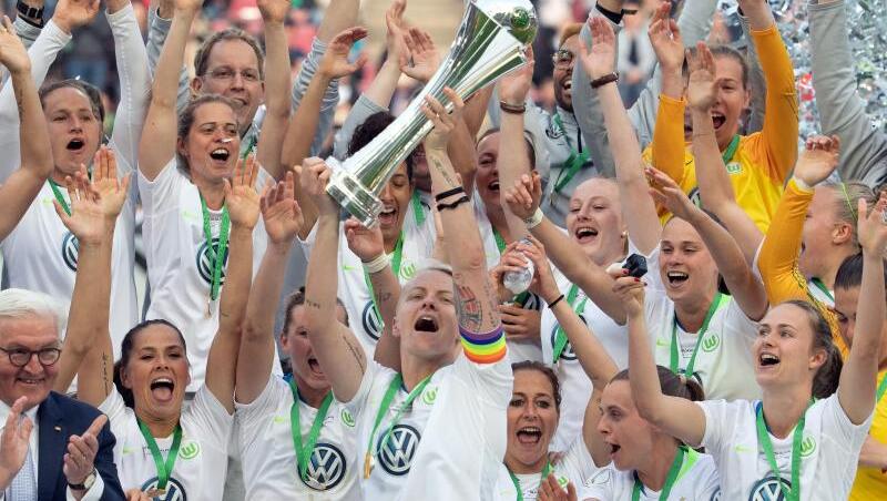 Wolfsburgs Nilla Fischer streckt im Beisein von Bundespräsident Frank-Walter Steinmeier den DFB-Pokal in die Höhe. Wolfsburgs Nilla Fischer streckt im Beisein von Bundespräsident Frank-Walter Steinmeier den DFB-Pokal in die Höhe.