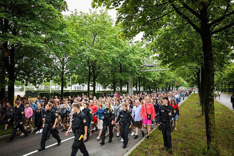 ... und sogar mit Polizeibegleitung sind die Fans am Samstag in Riem.