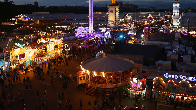 Blick vom Riesenrad auf das abendliche Gelände des Oktoberfestes. Blick vom Riesenrad auf das abendliche Gelände des Oktoberfestes.