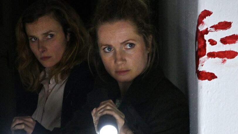 "Tatort: Das kalte Haus": Karin Gorniak (Karin Hanczewski) und Leonie Winkler (Cornelia Gröschel) machen eine entsetzliche Entdeckung.
