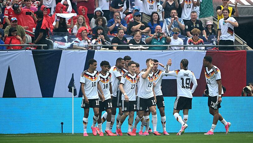 Die DFB- Spieler feiern nach dem Tor zum 0:1 durch Havertz. Die DFB- Spieler feiern nach dem Tor zum 0:1 durch Havertz.