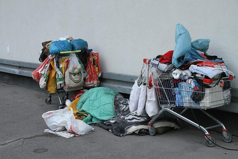 Das ehemalige Woolworth-Gebäude (l.) wird abgerissen, der &bdquo;Freiluftbewohner&ldquo; ist inzwischen samt seiner Siebensachen ausgezogen.