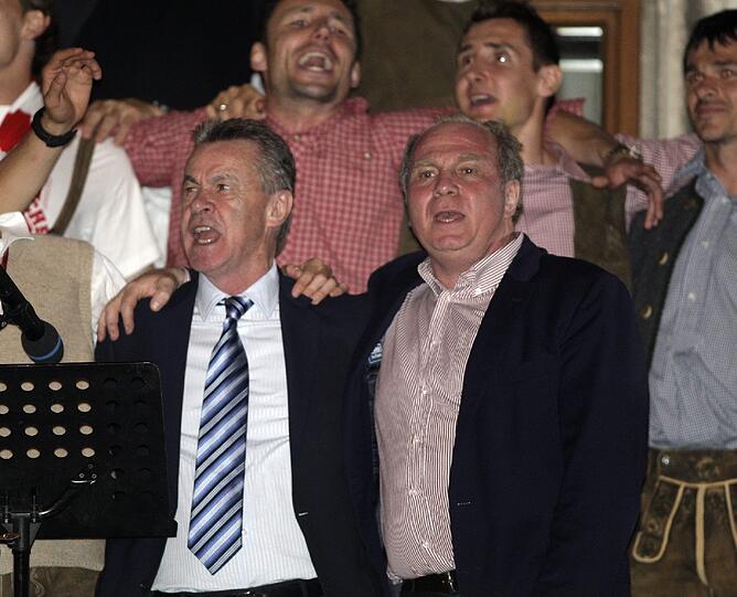 Uli Hoeneß und Coach Ottmar Hitzfeld bejubeln Arm in Arm die Meisterschaft der Saison 2007/2008.