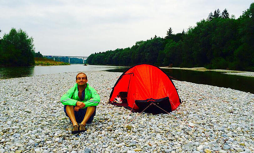 Komiker und Moderator Wigald Boning mit seinem Zelt am Isar-Ufer.