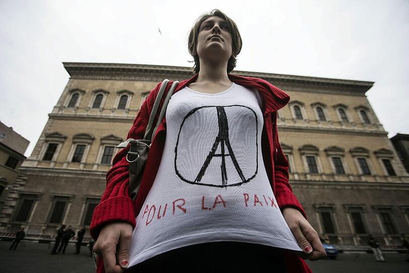 Trauer in und um Paris. Die Bilder nach der Serie von der Terroranschlägen.