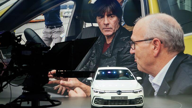Groß auf die Bühne projiziert: Jogi Löws erster Kontakt mit dem neuen Golf.
