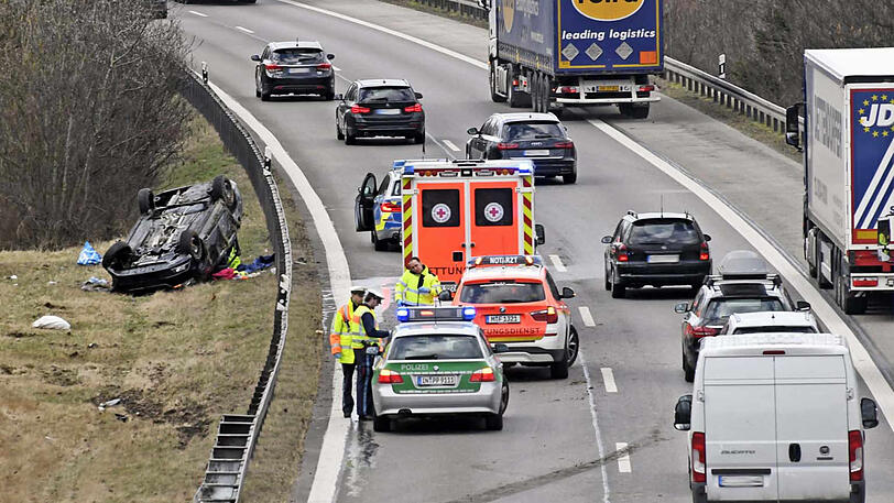 Das Auto hat sich mehrfach überschlagen und landete anschließend auf einer Wiese.