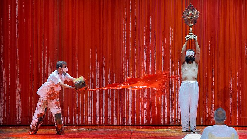 Ein Malassistent (li.) des österreichischen Aktionskünstlers Hermann Nitsch verschüttet in der "Walküre" rote Farbe.