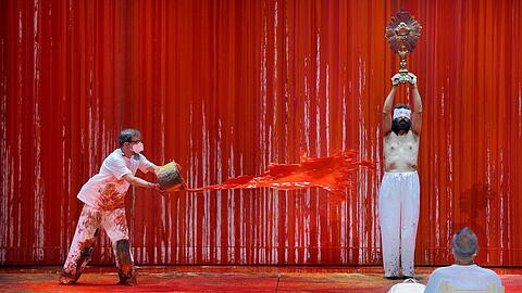 Ein Malassistent (li.) des österreichischen Aktionskünstlers Hermann Nitsch verschüttet in der "Walküre" rote Farbe.