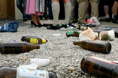 Leere Flaschen vor den Bierzelten - das soll bald ein Ende haben.