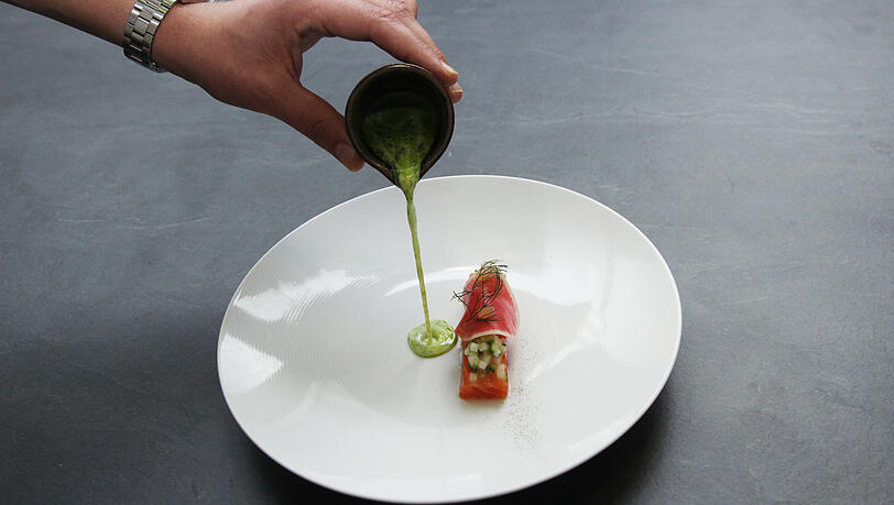 Gebeizte Lachsforelle mit Rettich, Gurke, Kefir Gebeizte Lachsforelle mit Rettich, Gurke, Kefir