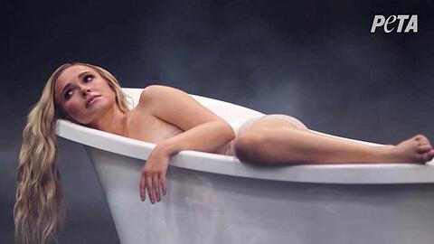 In der Werbekampagne liegt Hayden Panettiere unter anderem nackt in der Badewanne, um auf die Gefangenschaft von Delfinen aufmerksam zu machen.