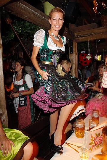 ...und zeigt ihre sexy schwarzen Higheels.