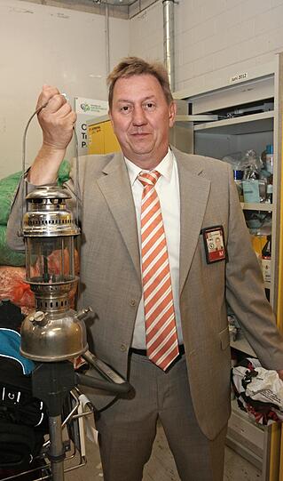 Josef Rankl präsentiert eine Grubenlampe.