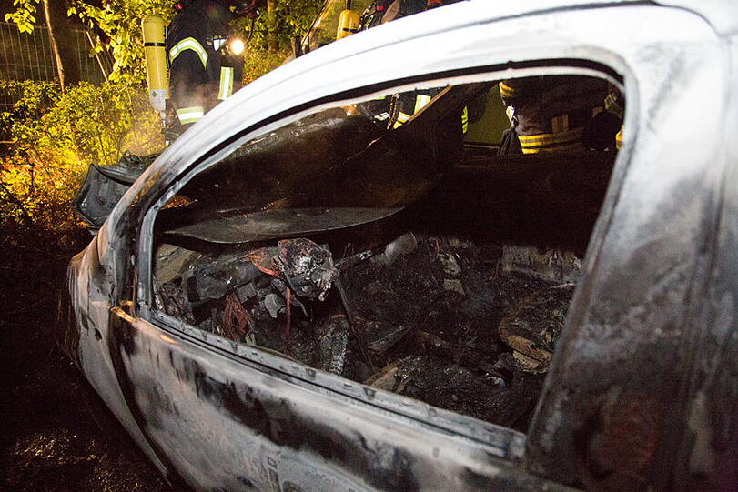 Aus bislang ungeklärter Ursache ging in Traunreut ein Kleinwagen in Flammen auf und brannte komplett aus.