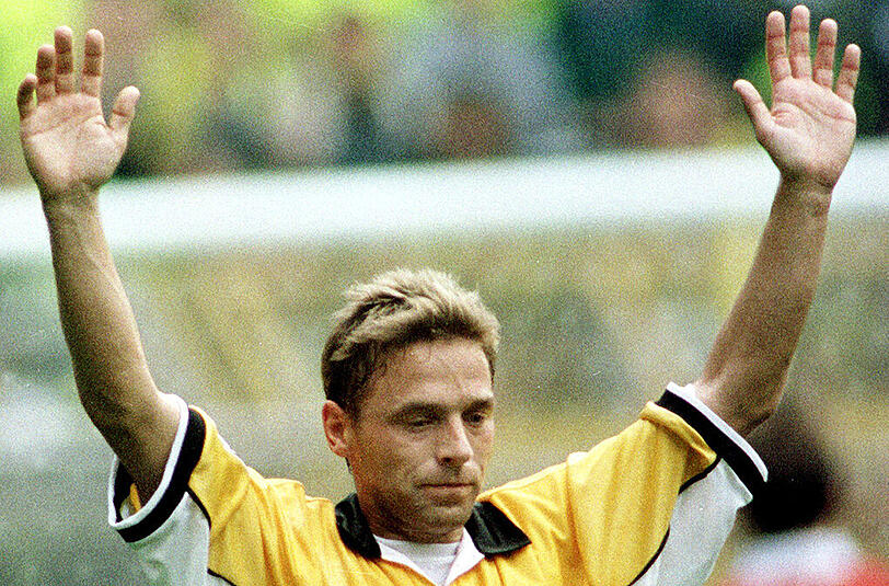 26. September 1998: Der Dortmunder Thomas Häßler hebt nach dem Bundesligaspiel gegen den VfL Wolfsburg die Arme. Nach seiner Einwechslung in der zweiten Halbzeit erzielte er per Elfmeter den 2:1-Siegtreffer für den BVB.