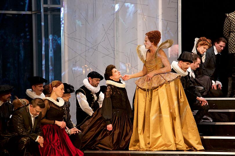 Nadja Stefanoff (Elisabetta) und der Chor des Staatstheaters am Gärtnerplatz in &bdquo;Maria Stuarda&ldquo;.