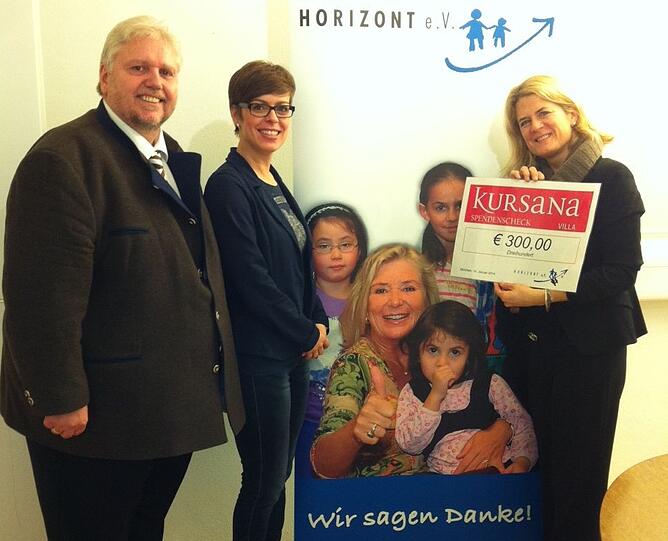 Scheckübergabe in der Geschäftsstelle von Horizont e.V. (v.l.): Klaus-Dieter Herrmann (Direktor Kursana), Dana Käßemodel (stv. Dir. Kursana), Christine Lindemann (Leitung Geschäftsstelle Horizont e.V.).