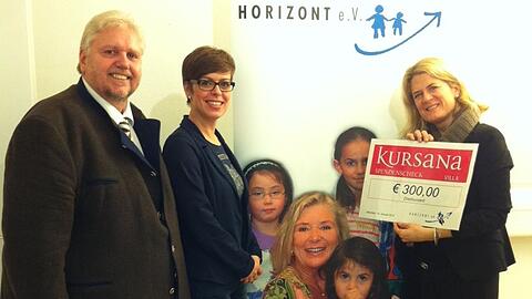 Scheckübergabe in der Geschäftsstelle von Horizont e.V. (v.l.): Klaus-Dieter Herrmann (Direktor Kursana), Dana Käßemodel (stv. Dir. Kursana), Christine Lindemann (Leitung Geschäftsstelle Horizont e.V.).