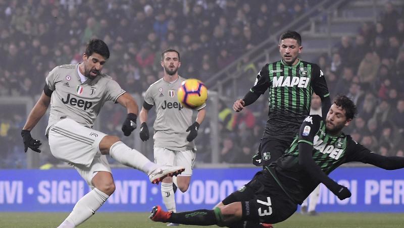 Muss wegen Herzrhythmusstörungen aussetzen: Sami Khedira (l). Muss wegen Herzrhythmusstörungen aussetzen: Sami Khedira (l).