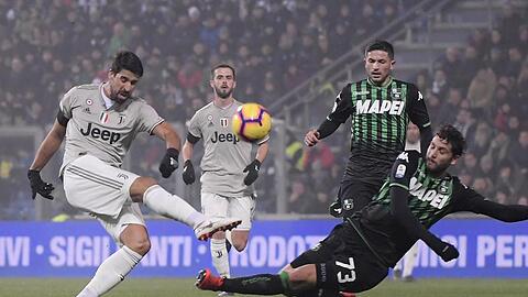 Muss wegen Herzrhythmusstörungen aussetzen: Sami Khedira (l).