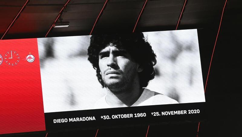Vor der Champions-League-Begegnung zwischen dem FC Bayern München und RB Salzburg wurde am Mittwoch eine Schweigeminute für den verstorbenen Maradona abgehalten. Vor der Champions-League-Begegnung zwischen dem FC Bayern München und RB Salzburg wurde am Mittwoch eine Schweigeminute für den verstorbenen Maradona abgehalten.