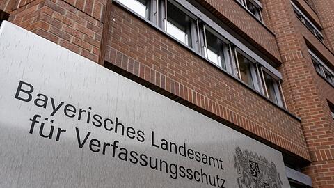 Bayerns Innenminister Joachim Herrmann (CSU) hat die Informationen des Verfassungsschutzes aus dem ersten Halbjahr 2025 vorgestellt (Archivbild).