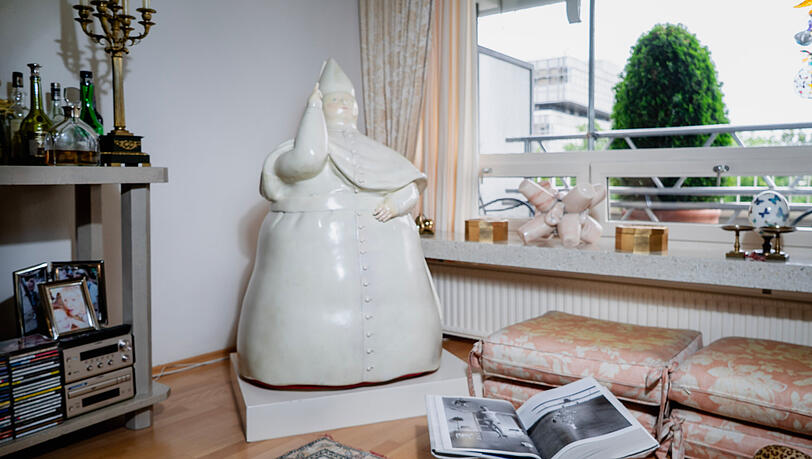 "Bishop" von Fernando Botero. "Habe ich in Hannover ersteigert", sagt Erdmann. Sie nennt den "Bishop" aber lieber "der Dicke". "Bishop" von Fernando Botero. "Habe ich in Hannover ersteigert", sagt Erdmann. Sie nennt den "Bishop" aber lieber "der Dicke".