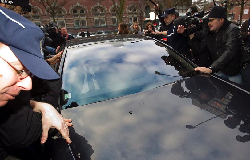 Medienauflauf vorm Polizeipräsidium in Lille: Strauss-Kahn ist die prominenteste Randfigur der Affäre, die seit Monaten die französische Justiz und Medien beschäftigt.
