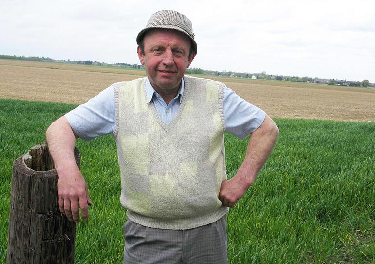 Der warmherzige Witwer Friedhelm (47) vom Niederrhein lebt gemeinsam mit seiner Mutter auf einem schönen Bauernhof mitten in Nordrhein-Westfalen. Vor gut einem Jahr ist seine Frau nach 10 Jahren Ehe verstorben. Seitdem bewirtschaftet der warmherzige Witwer 40 ha Ackerland allein und kümmert sich Tag und Nacht um die 30 Kühe und Kälbchen. Der freundliche Niederheiner möchte nicht mehr allein durchs Leben gehen: "Die Trauer muss man auch irgendwann mal beenden. Das Leben geht schließlich weiter." Gern würde er wieder mit einer netten Frau am Wochenende in ein Tanzlokal gehen, so wie er es früher oft gemacht hat. Das Lachen hat der 47Jährige nicht verlernt, aber mit einer netten Frau an seiner Seite würde ihm das Leben wieder doppelt so viel Spaß machen.
Friedhelms größter Wunsch ist es, eine Familie zu gründen. Seine zukünftige Partnerin sollte deshalb zwischen 30 und 45 Jahren jung sein: "Kinder sind einfach etwas Wunderbares, außerdem ist dann immer Leben in der Bude."