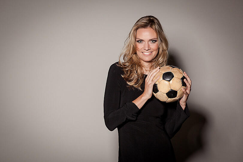 Seit November 2011 moderiert Julia Scharf im SWR Fernsehen die Sendungen "Sport im Dritten", "Sport extra" und "Sport am Samstag". Für die ARD war sie bereits als Reporterin beim Skispringen und als Moderatorin beim Turnen im Einsatz. Jetzt können sie Sportfans auch regelmäßig in den Tagesthemen sehen.