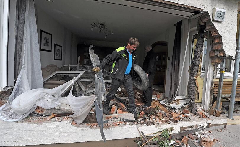 Auto und Wohnzimmer sind völlig demoliert. Das Haus muss von der Feuerwehr abgestützt werden. Die Bilder vom kuriosen Crash.